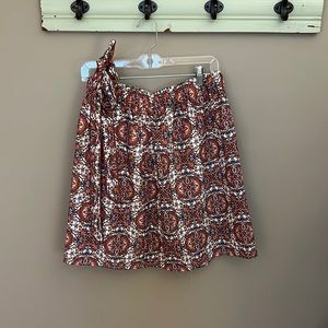 Loft stretchy skirt size small! Never worn besides for this picture!